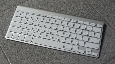 1280px-Apple-wireless-keyboard-aluminum-2007.jpg
